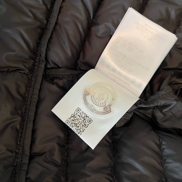 Moncler Raie short down jacket. - Picture 8 of 15